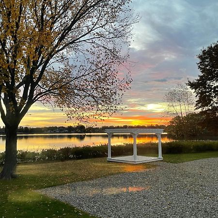 Lakeside Inn Уейкфийлд Екстериор снимка