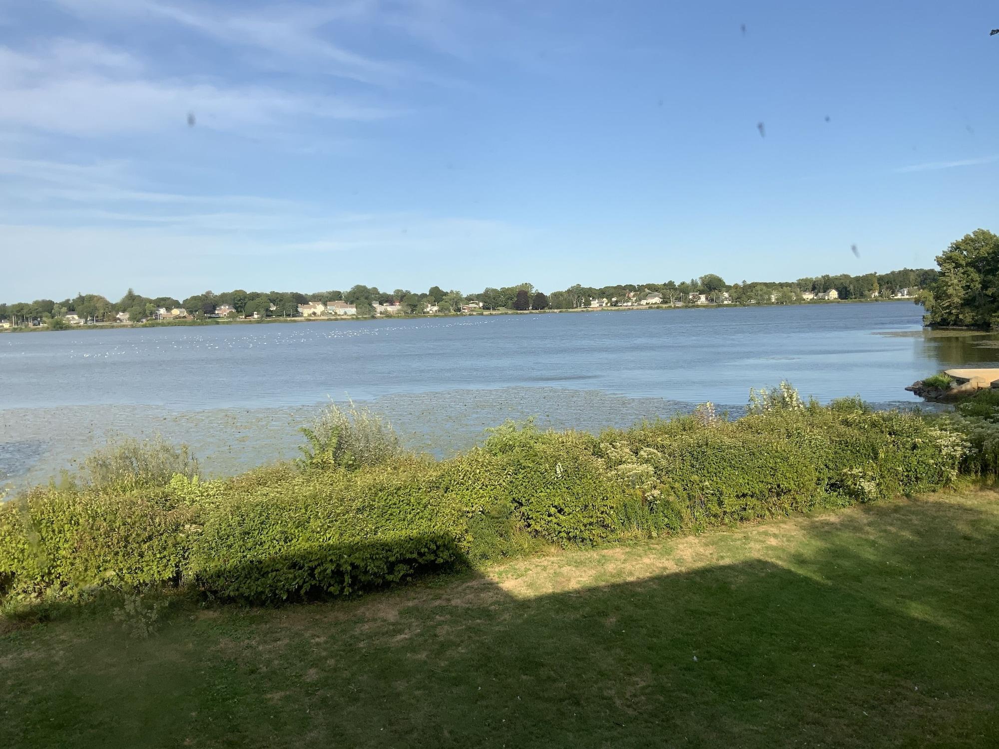Lakeside Inn Уейкфийлд Екстериор снимка