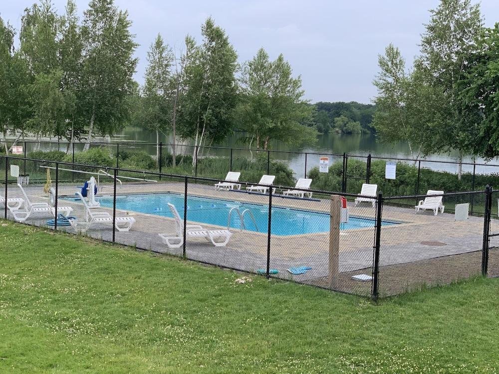 Lakeside Inn Уейкфийлд Екстериор снимка