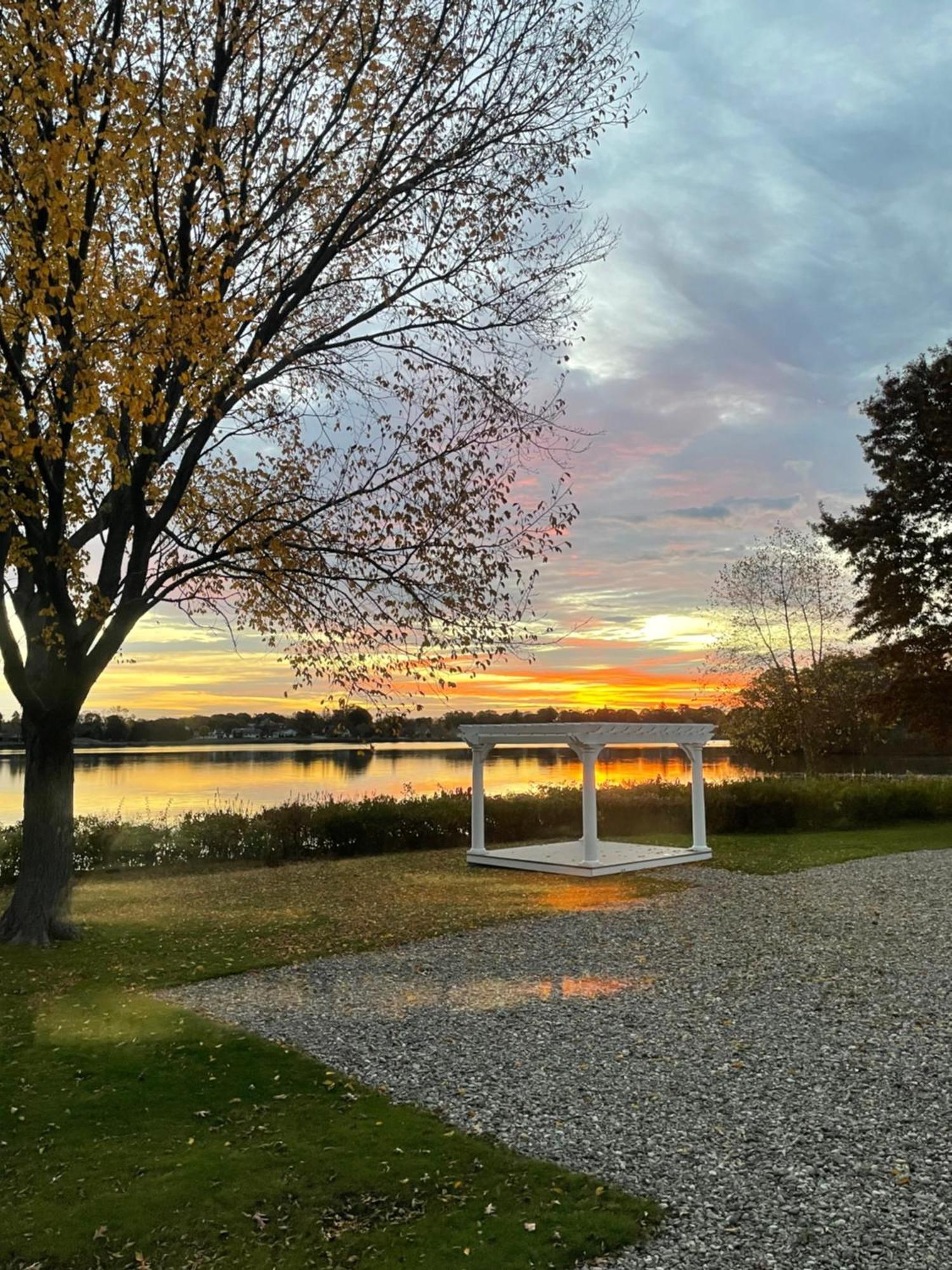 Lakeside Inn Уейкфийлд Екстериор снимка