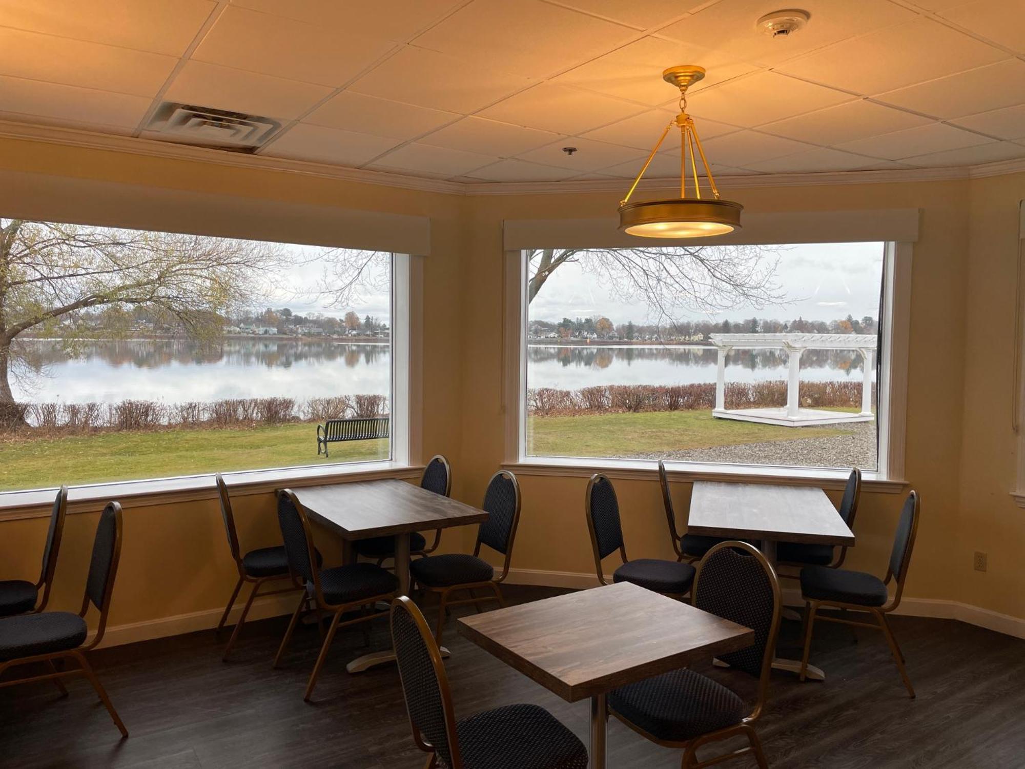 Lakeside Inn Уейкфийлд Екстериор снимка