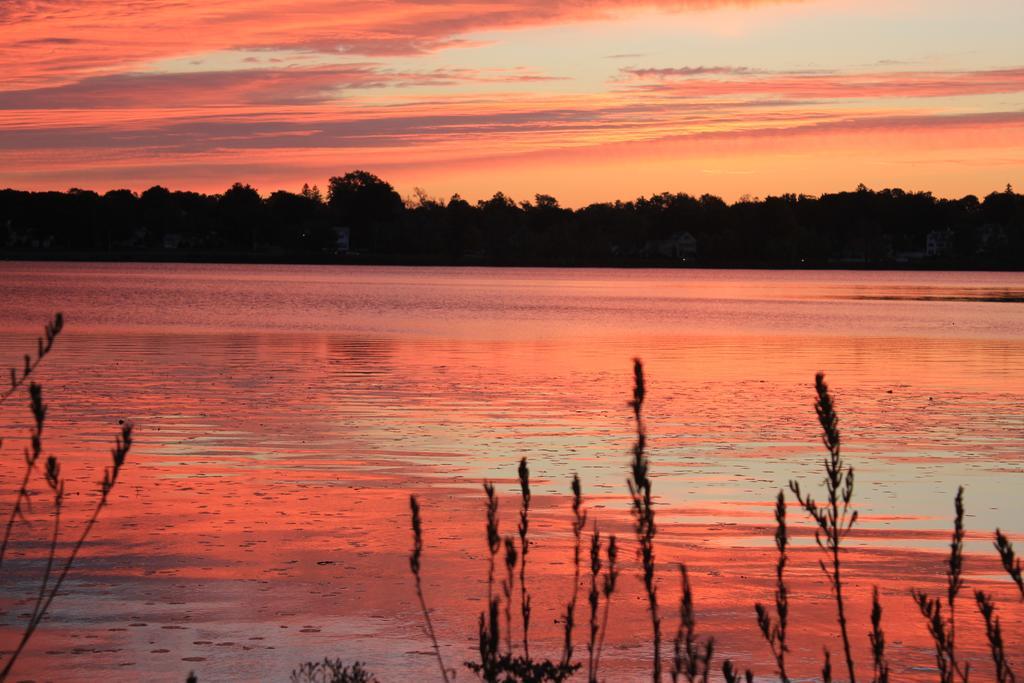 Lakeside Inn Уейкфийлд Екстериор снимка