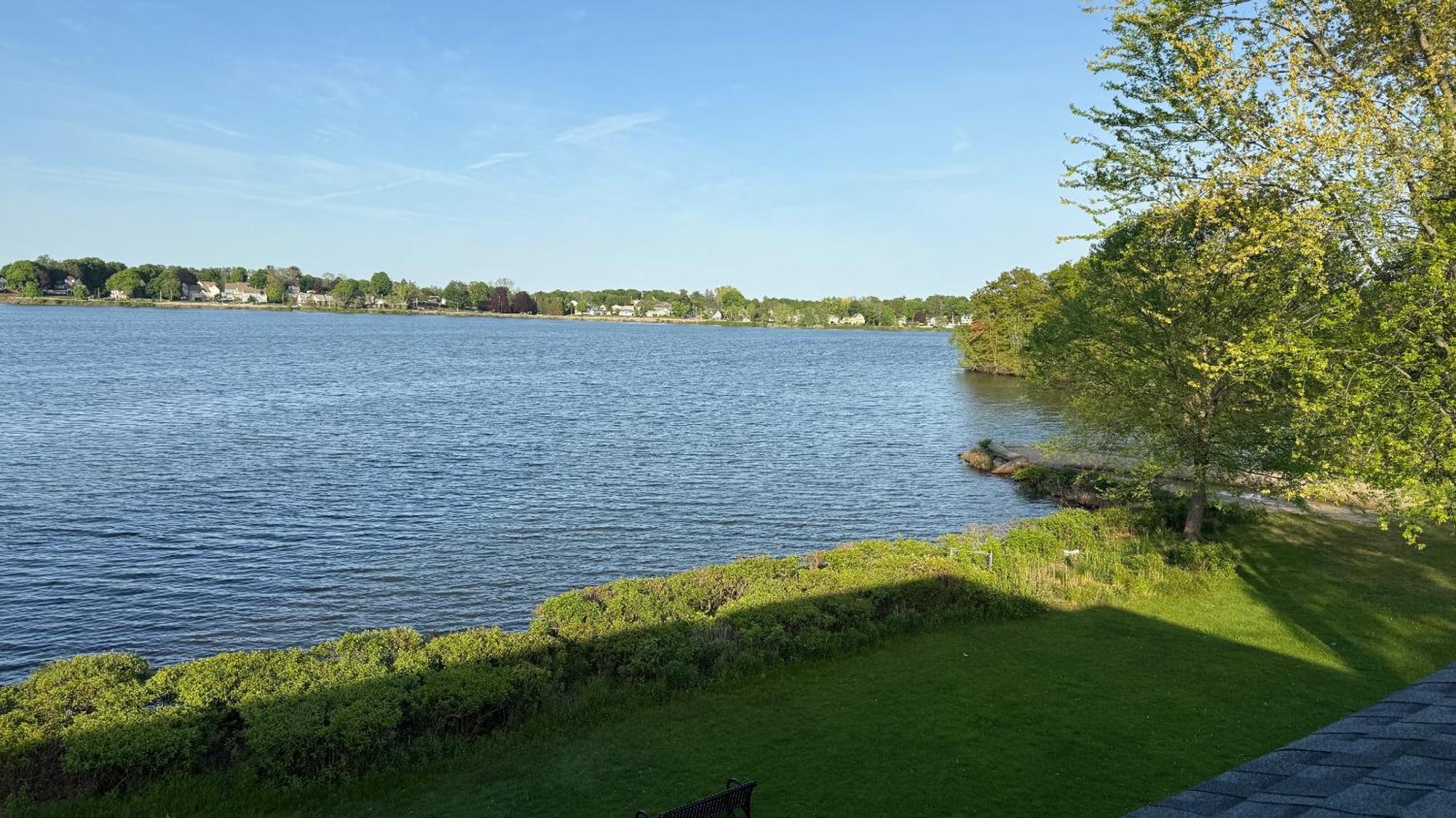 Lakeside Inn Уейкфийлд Екстериор снимка