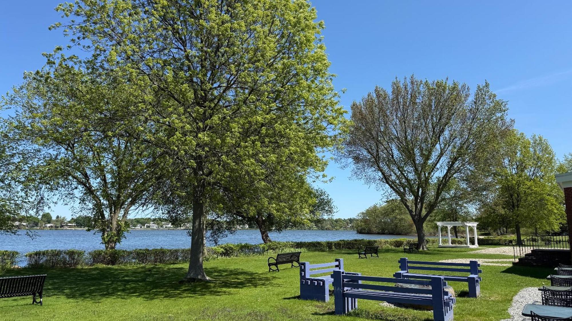 Lakeside Inn Уейкфийлд Екстериор снимка